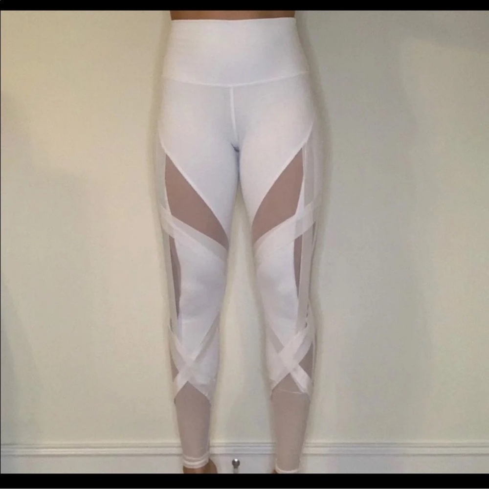 ALO white get wrapped up leggings